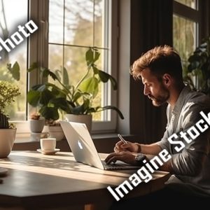 デスクワーク中の様子の写真80枚